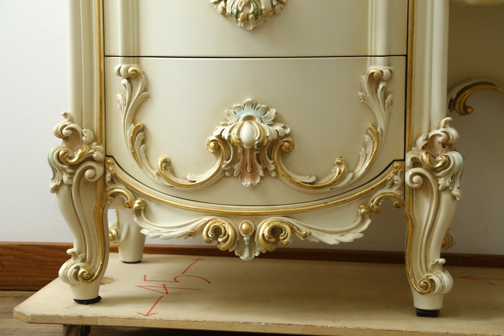 中古　美品　イタリア高級家具　SILIK(シリック)　花の絵柄と立体装飾が優美なサイドボード　(R-091209)
