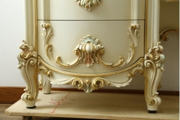 中古　美品　イタリア高級家具　SILIK(シリック)　花の絵柄と立体装飾が優美なサイドボード　(R-091209)