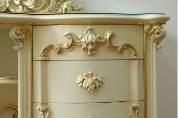 中古　美品　イタリア高級家具　SILIK(シリック)　花の絵柄と立体装飾が優美なサイドボード　(R-091209)