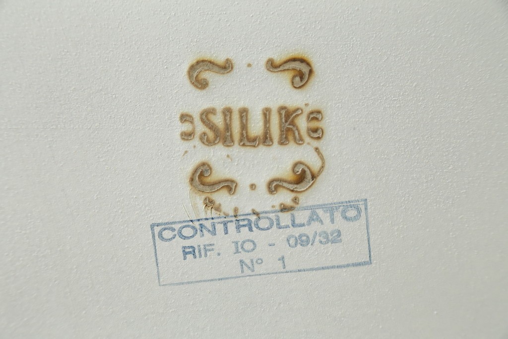 中古　美品　イタリア高級家具　SILIK(シリック)　花の絵柄と立体装飾が優美なサイドボード　(R-091209)