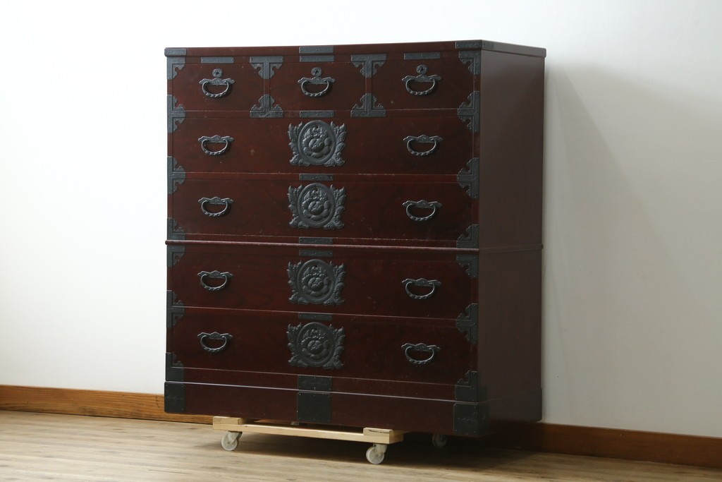 中古　美品　希少な廃番品!!　田中家具　欅(ケヤキ)材　存在感ある飾り金具をあしらった二本松欅箪笥　(R-091210)