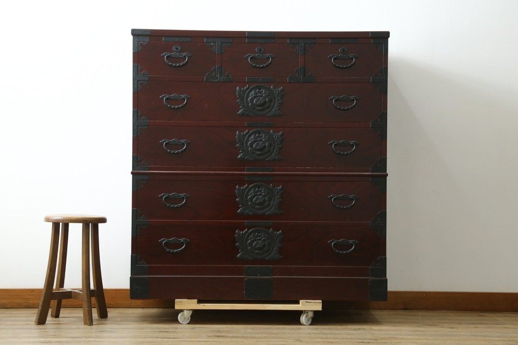 中古　美品　希少な廃番品!!　田中家具　欅(ケヤキ)材　存在感ある飾り金具をあしらった二本松欅箪笥　(R-091210)