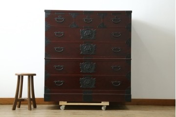 中古　美品　希少な廃番品!!　田中家具　欅(ケヤキ)材　存在感ある飾り金具をあしらった二本松欅箪笥　(R-091210)