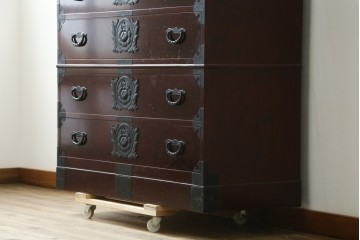 中古　美品　希少な廃番品!!　田中家具　欅(ケヤキ)材　存在感ある飾り金具をあしらった二本松欅箪笥　(R-091210)