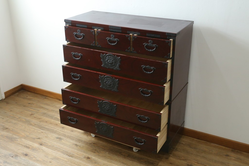 中古　美品　希少な廃番品!!　田中家具　欅(ケヤキ)材　存在感ある飾り金具をあしらった二本松欅箪笥　(R-091210)