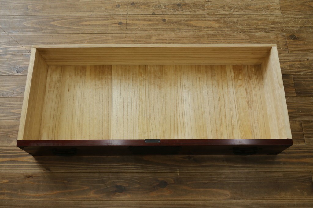 中古　美品　希少な廃番品!!　田中家具　欅(ケヤキ)材　存在感ある飾り金具をあしらった二本松欅箪笥　(R-091210)
