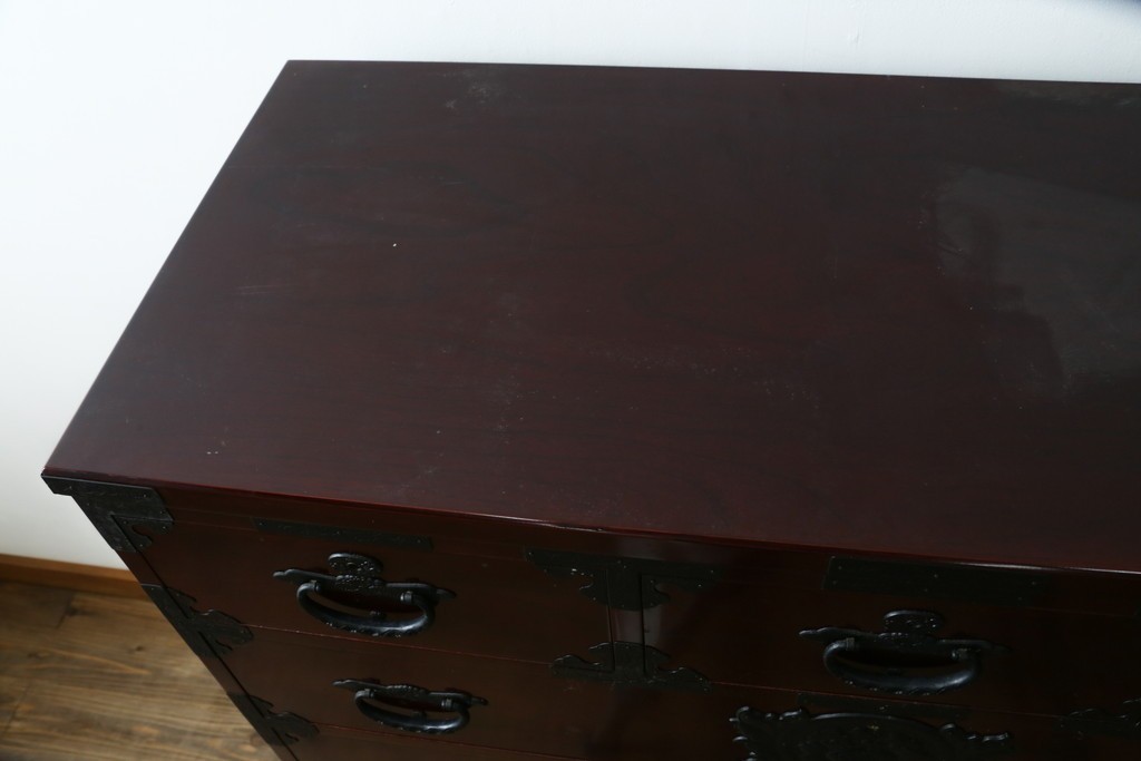 中古　美品　希少な廃番品!!　田中家具　欅(ケヤキ)材　存在感ある飾り金具をあしらった二本松欅箪笥　(R-091210)