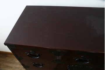 中古　美品　希少な廃番品!!　田中家具　欅(ケヤキ)材　存在感ある飾り金具をあしらった二本松欅箪笥　(R-091210)