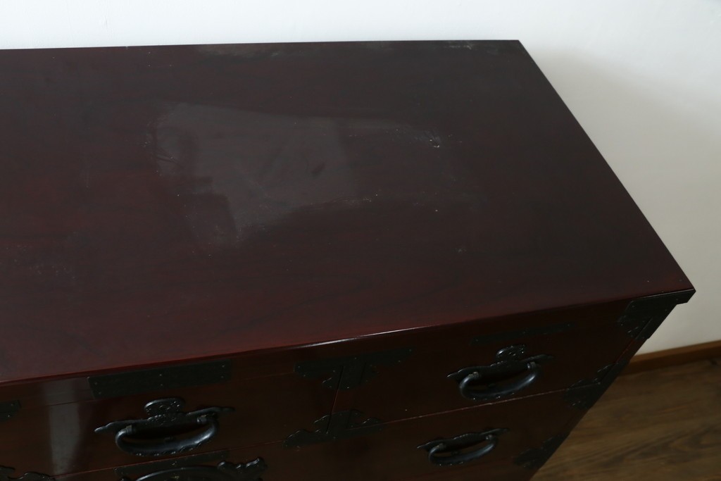 中古　美品　希少な廃番品!!　田中家具　欅(ケヤキ)材　存在感ある飾り金具をあしらった二本松欅箪笥　(R-091210)