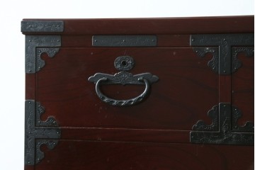 中古　美品　希少な廃番品!!　田中家具　欅(ケヤキ)材　存在感ある飾り金具をあしらった二本松欅箪笥　(R-091210)