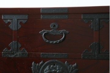 中古　美品　希少な廃番品!!　田中家具　欅(ケヤキ)材　存在感ある飾り金具をあしらった二本松欅箪笥　(R-091210)