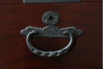 中古　美品　希少な廃番品!!　田中家具　欅(ケヤキ)材　存在感ある飾り金具をあしらった二本松欅箪笥　(R-091210)