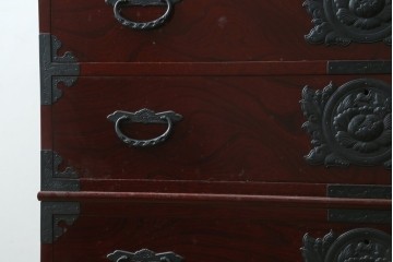 中古　美品　希少な廃番品!!　田中家具　欅(ケヤキ)材　存在感ある飾り金具をあしらった二本松欅箪笥　(R-091210)