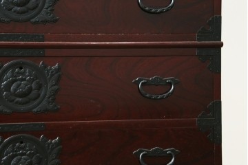 中古　美品　希少な廃番品!!　田中家具　欅(ケヤキ)材　存在感ある飾り金具をあしらった二本松欅箪笥　(R-091210)