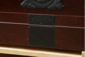 中古　美品　希少な廃番品!!　田中家具　欅(ケヤキ)材　存在感ある飾り金具をあしらった二本松欅箪笥　(R-091210)