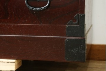 中古　美品　希少な廃番品!!　田中家具　欅(ケヤキ)材　存在感ある飾り金具をあしらった二本松欅箪笥　(R-091210)