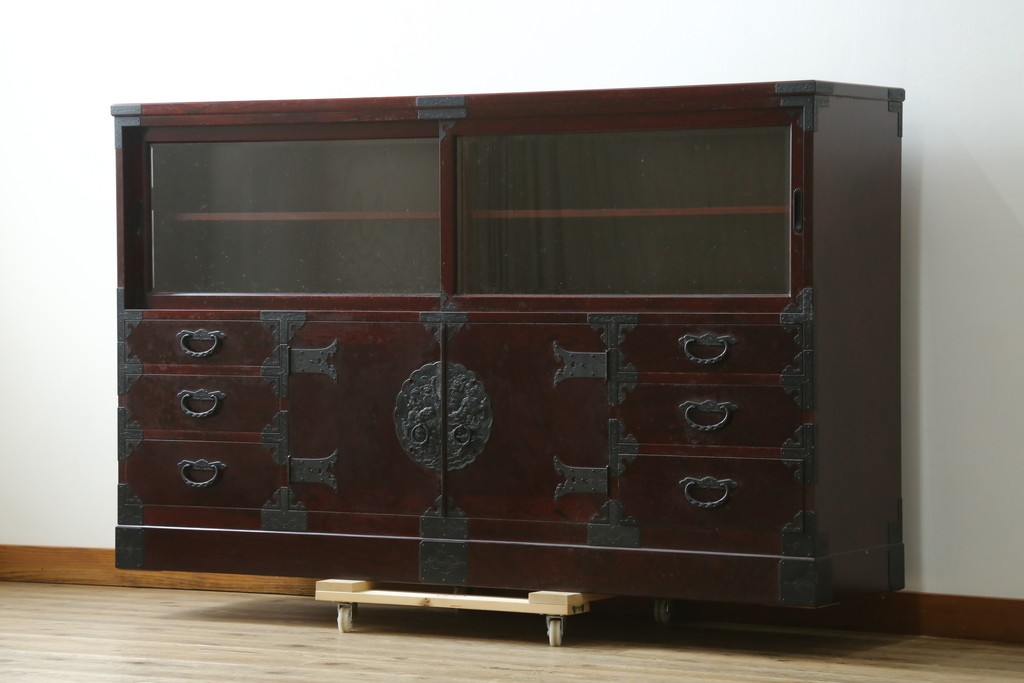 中古　美品　希少な廃番品!!　二本松工藝館　田中家具　55民芸飾棚　重厚な金具使いのサイドボード　(R-091211)