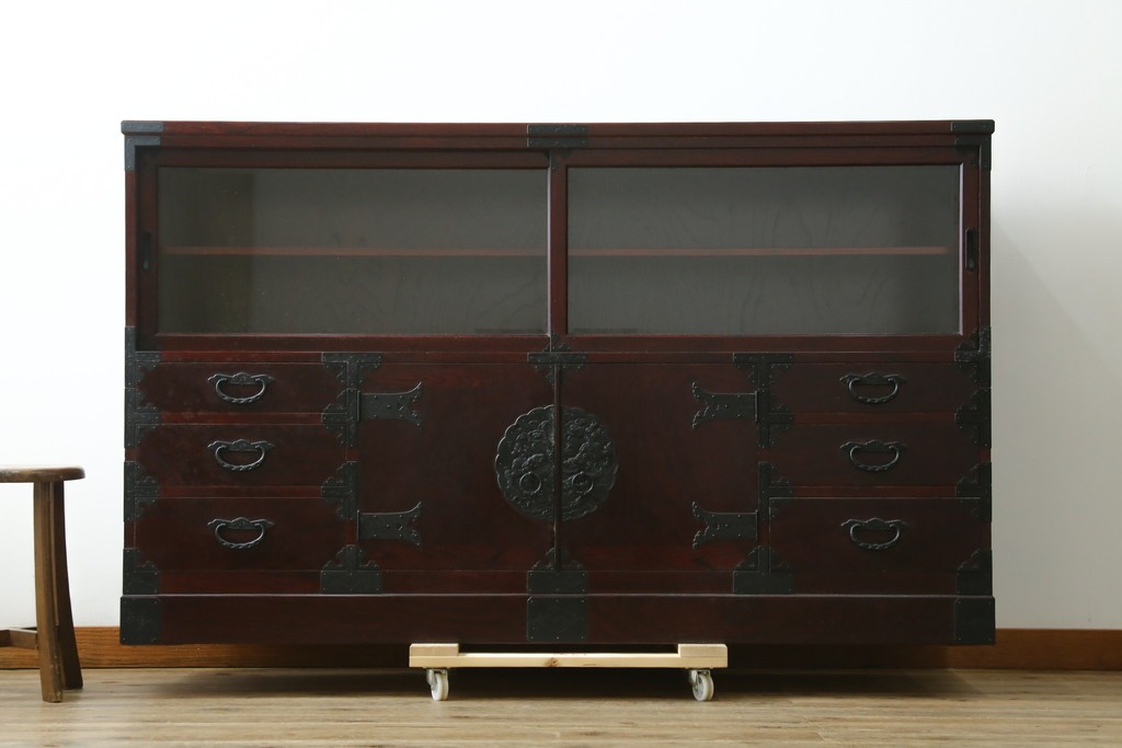 中古　美品　希少な廃番品!!　二本松工藝館　田中家具　55民芸飾棚　重厚な金具使いのサイドボード　(R-091211)