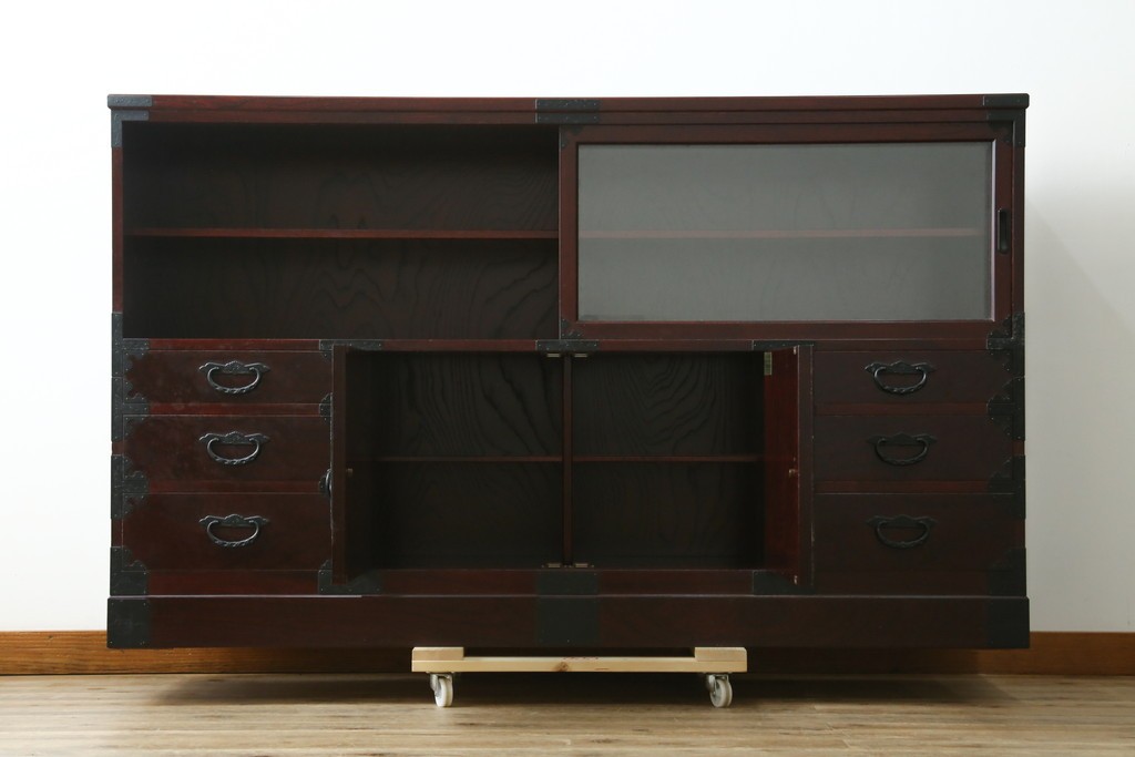中古　美品　希少な廃番品!!　二本松工藝館　田中家具　55民芸飾棚　重厚な金具使いのサイドボード　(R-091211)
