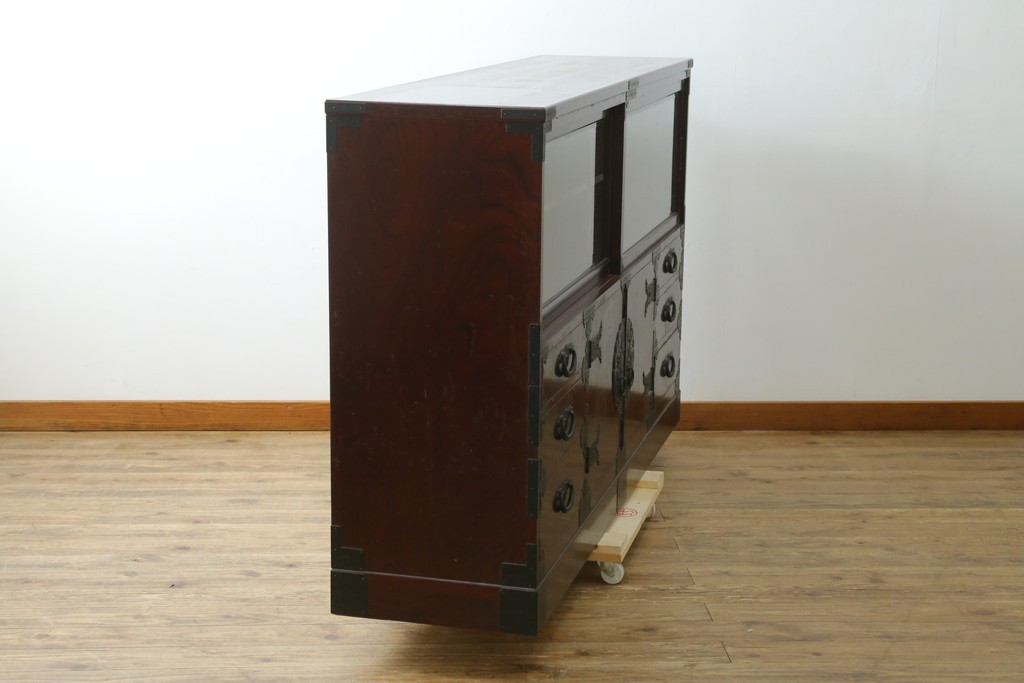中古　美品　希少な廃番品!!　二本松工藝館　田中家具　55民芸飾棚　重厚な金具使いのサイドボード　(R-091211)
