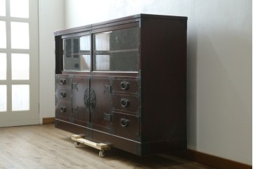 中古　美品　希少な廃番品!!　二本松工藝館　田中家具　55民芸飾棚　重厚な金具使いのサイドボード　(R-091211)