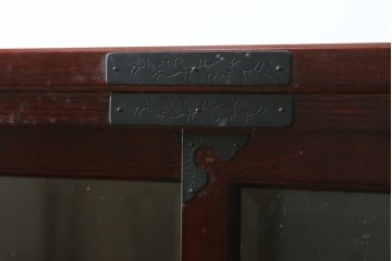 中古　美品　希少な廃番品!!　二本松工藝館　田中家具　55民芸飾棚　重厚な金具使いのサイドボード　(R-091211)