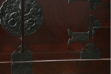 中古　美品　希少な廃番品!!　二本松工藝館　田中家具　55民芸飾棚　重厚な金具使いのサイドボード　(R-091211)