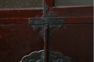 中古　美品　希少な廃番品!!　二本松工藝館　田中家具　55民芸飾棚　重厚な金具使いのサイドボード　(R-091211)