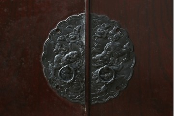中古　美品　希少な廃番品!!　二本松工藝館　田中家具　55民芸飾棚　重厚な金具使いのサイドボード　(R-091211)