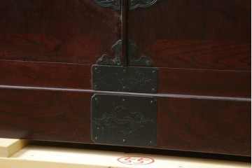 中古　美品　希少な廃番品!!　二本松工藝館　田中家具　55民芸飾棚　重厚な金具使いのサイドボード　(R-091211)