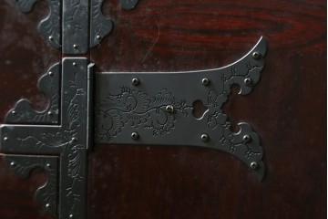中古　美品　希少な廃番品!!　二本松工藝館　田中家具　55民芸飾棚　重厚な金具使いのサイドボード　(R-091211)