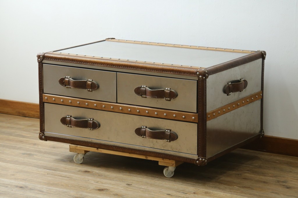 中古　イギリス　ハロ(HALO)　ストーニーハースト スモールコーヒーテーブル(STONYHURST SMALL COFFEE TABLE)　ブラッシュドスチール　ヴィンテージトランクをモチーフにしたローテーブル　定価約26万円　(R-091212)