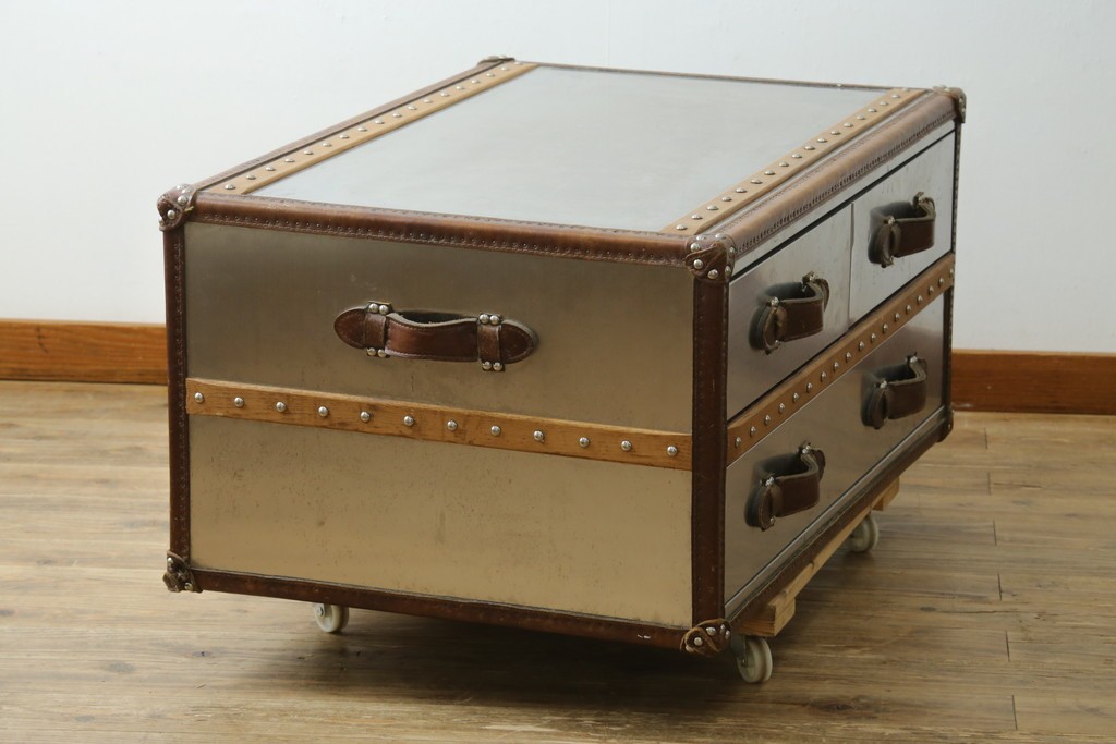 中古　イギリス　ハロ(HALO)　ストーニーハースト スモールコーヒーテーブル(STONYHURST SMALL COFFEE TABLE)　ブラッシュドスチール　ヴィンテージトランクをモチーフにしたローテーブル　定価約26万円　(R-091212)