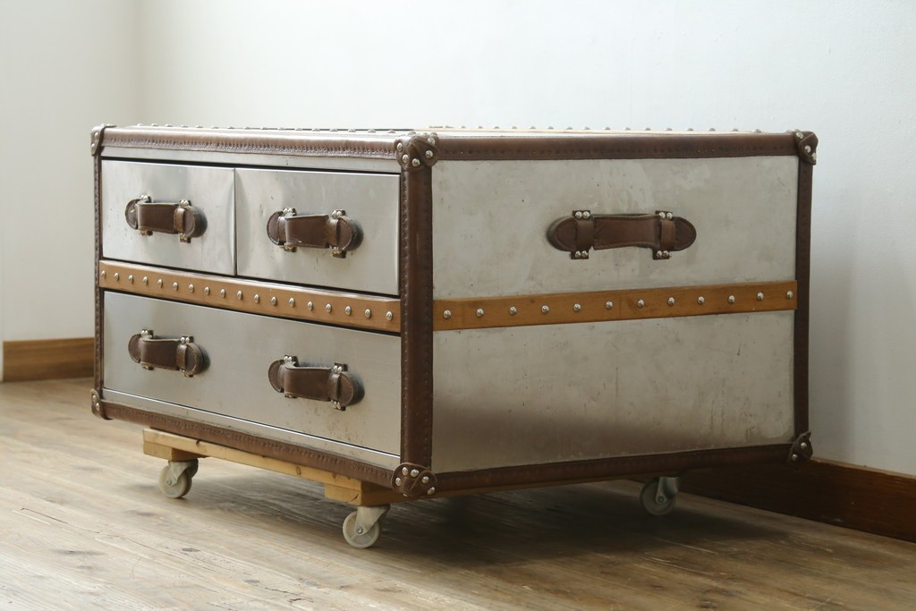 中古　イギリス　ハロ(HALO)　ストーニーハースト スモールコーヒーテーブル(STONYHURST SMALL COFFEE TABLE)　ブラッシュドスチール　ヴィンテージトランクをモチーフにしたローテーブル　定価約26万円　(R-091212)
