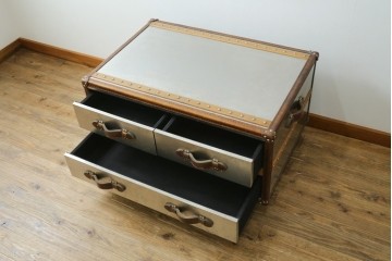 中古　イギリス　ハロ(HALO)　ストーニーハースト スモールコーヒーテーブル(STONYHURST SMALL COFFEE TABLE)　ブラッシュドスチール　ヴィンテージトランクをモチーフにしたローテーブル　定価約26万円　(R-091212)