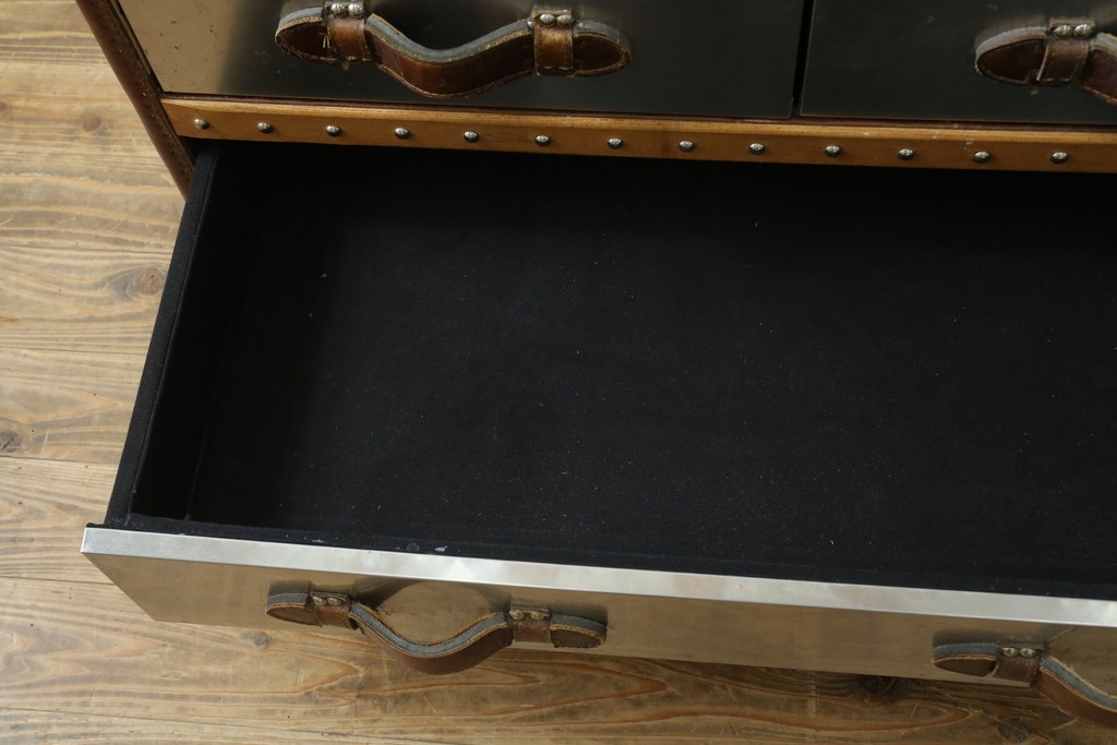 中古　イギリス　ハロ(HALO)　ストーニーハースト スモールコーヒーテーブル(STONYHURST SMALL COFFEE TABLE)　ブラッシュドスチール　ヴィンテージトランクをモチーフにしたローテーブル　定価約26万円　(R-091212)