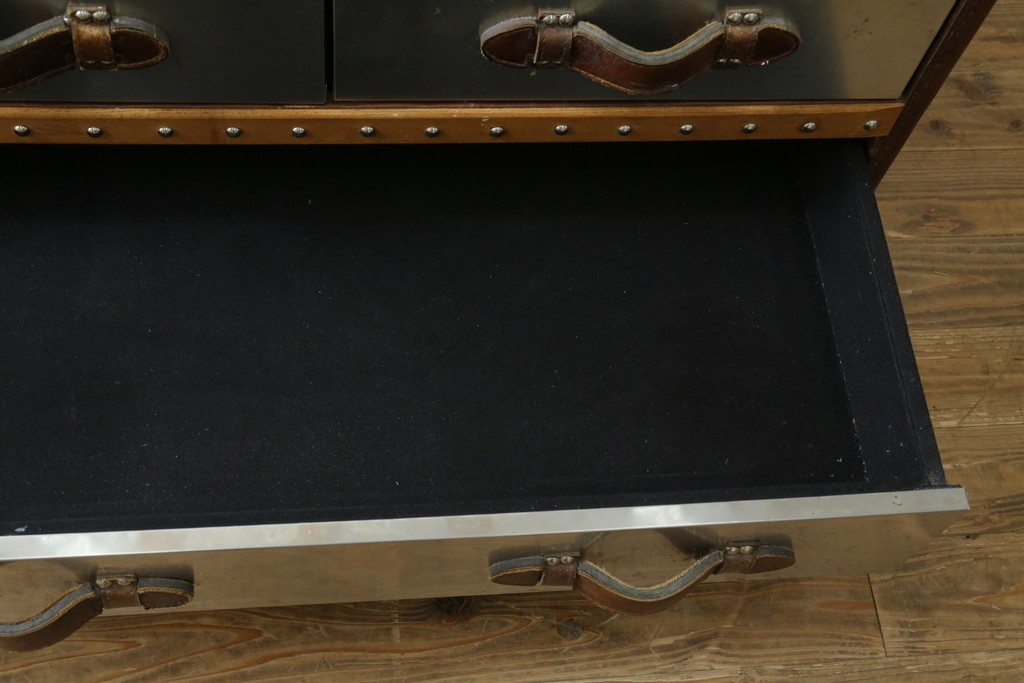 中古　イギリス　ハロ(HALO)　ストーニーハースト スモールコーヒーテーブル(STONYHURST SMALL COFFEE TABLE)　ブラッシュドスチール　ヴィンテージトランクをモチーフにしたローテーブル　定価約26万円　(R-091212)