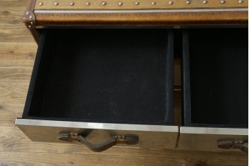 中古　イギリス　ハロ(HALO)　ストーニーハースト スモールコーヒーテーブル(STONYHURST SMALL COFFEE TABLE)　ブラッシュドスチール　ヴィンテージトランクをモチーフにしたローテーブル　定価約26万円　(R-091212)