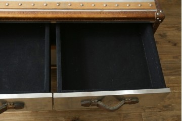中古　イギリス　ハロ(HALO)　ストーニーハースト スモールコーヒーテーブル(STONYHURST SMALL COFFEE TABLE)　ブラッシュドスチール　ヴィンテージトランクをモチーフにしたローテーブル　定価約26万円　(R-091212)