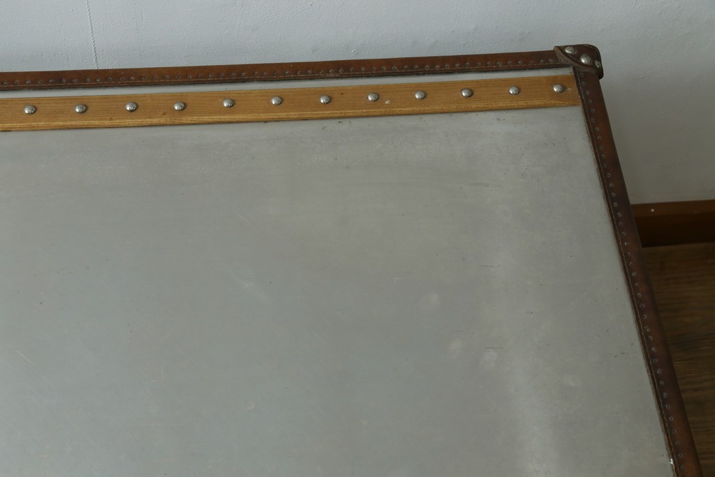 中古　イギリス　ハロ(HALO)　ストーニーハースト スモールコーヒーテーブル(STONYHURST SMALL COFFEE TABLE)　ブラッシュドスチール　ヴィンテージトランクをモチーフにしたローテーブル　定価約26万円　(R-091212)