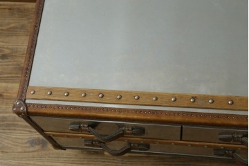 中古　イギリス　ハロ(HALO)　ストーニーハースト スモールコーヒーテーブル(STONYHURST SMALL COFFEE TABLE)　ブラッシュドスチール　ヴィンテージトランクをモチーフにしたローテーブル　定価約26万円　(R-091212)