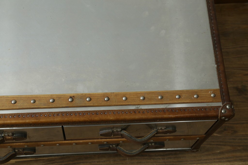 中古　イギリス　ハロ(HALO)　ストーニーハースト スモールコーヒーテーブル(STONYHURST SMALL COFFEE TABLE)　ブラッシュドスチール　ヴィンテージトランクをモチーフにしたローテーブル　定価約26万円　(R-091212)