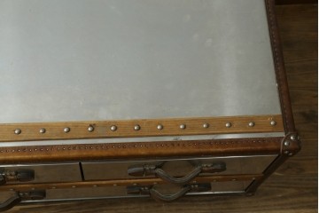 中古　イギリス　ハロ(HALO)　ストーニーハースト スモールコーヒーテーブル(STONYHURST SMALL COFFEE TABLE)　ブラッシュドスチール　ヴィンテージトランクをモチーフにしたローテーブル　定価約26万円　(R-091212)