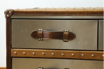 中古　イギリス　ハロ(HALO)　ストーニーハースト スモールコーヒーテーブル(STONYHURST SMALL COFFEE TABLE)　ブラッシュドスチール　ヴィンテージトランクをモチーフにしたローテーブル　定価約26万円　(R-091212)