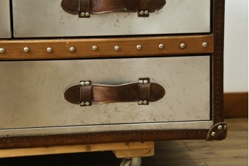 中古　イギリス　ハロ(HALO)　ストーニーハースト スモールコーヒーテーブル(STONYHURST SMALL COFFEE TABLE)　ブラッシュドスチール　ヴィンテージトランクをモチーフにしたローテーブル　定価約26万円　(R-091212)