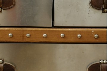 中古　イギリス　ハロ(HALO)　ストーニーハースト スモールコーヒーテーブル(STONYHURST SMALL COFFEE TABLE)　ブラッシュドスチール　ヴィンテージトランクをモチーフにしたローテーブル　定価約26万円　(R-091212)