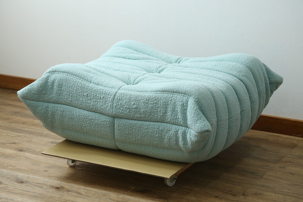 中古　美品　フランス　ligne roset(リーン・ロゼ)　ROSETTOGO(ロゼトーゴ)　淡いブルーとふっくらとしたフォルムが特徴的なパフ　(R-091213)