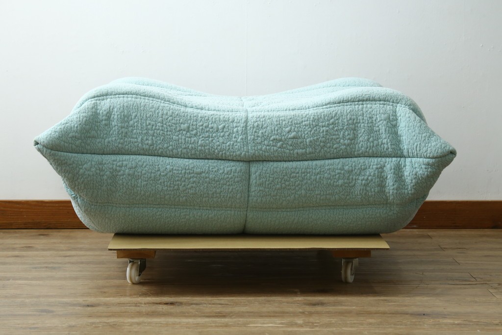 中古　美品　フランス　ligne roset(リーン・ロゼ)　ROSETTOGO(ロゼトーゴ)　淡いブルーとふっくらとしたフォルムが特徴的なパフ　(R-091213)