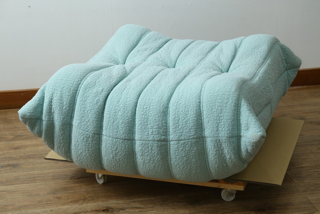 中古　美品　フランス　ligne roset(リーン・ロゼ)　ROSETTOGO(ロゼトーゴ)　淡いブルーとふっくらとしたフォルムが特徴的なパフ　(R-091213)