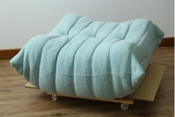 中古　美品　フランス　ligne roset(リーン・ロゼ)　ROSETTOGO(ロゼトーゴ)　淡いブルーとふっくらとしたフォルムが特徴的なパフ　(R-091213)
